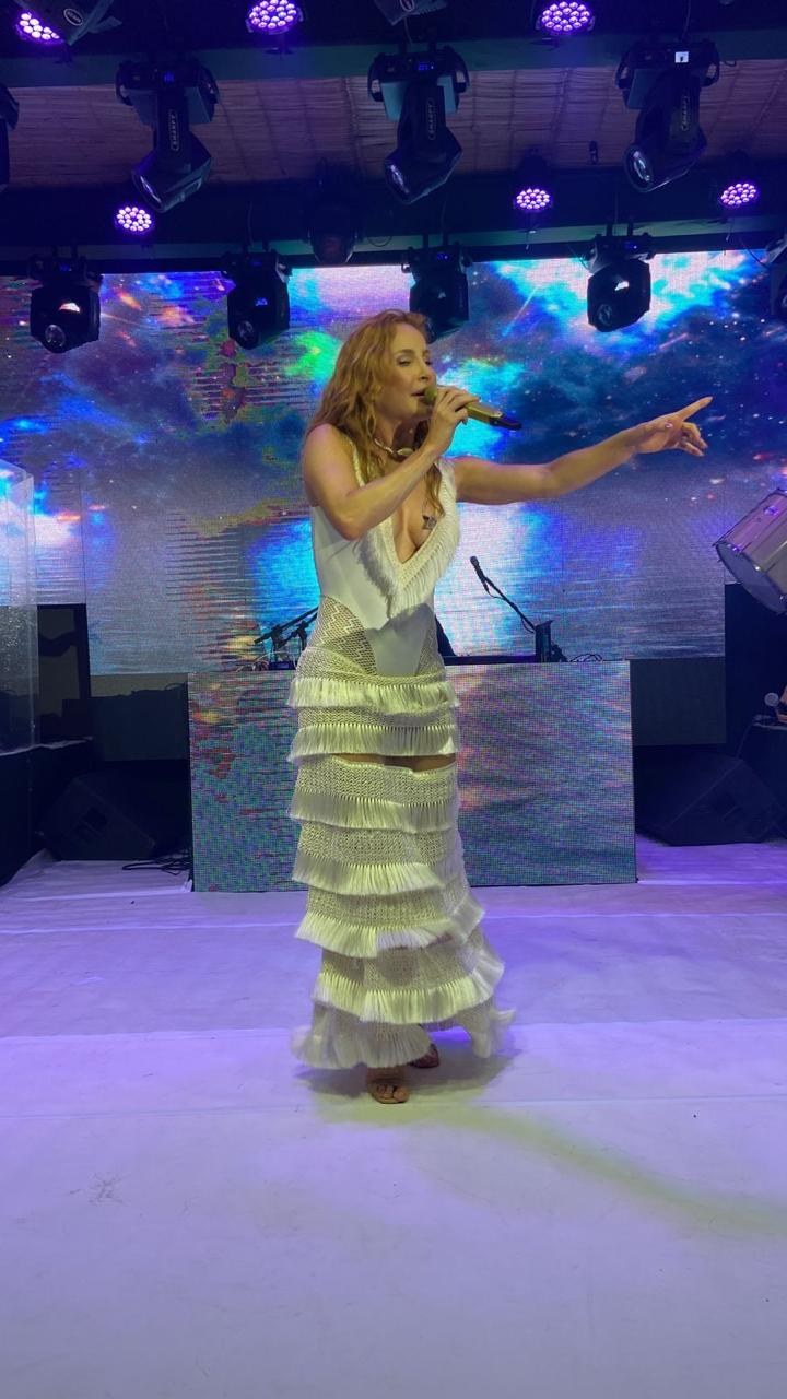 Claudia Leitte durante o show da viagem de incentivo