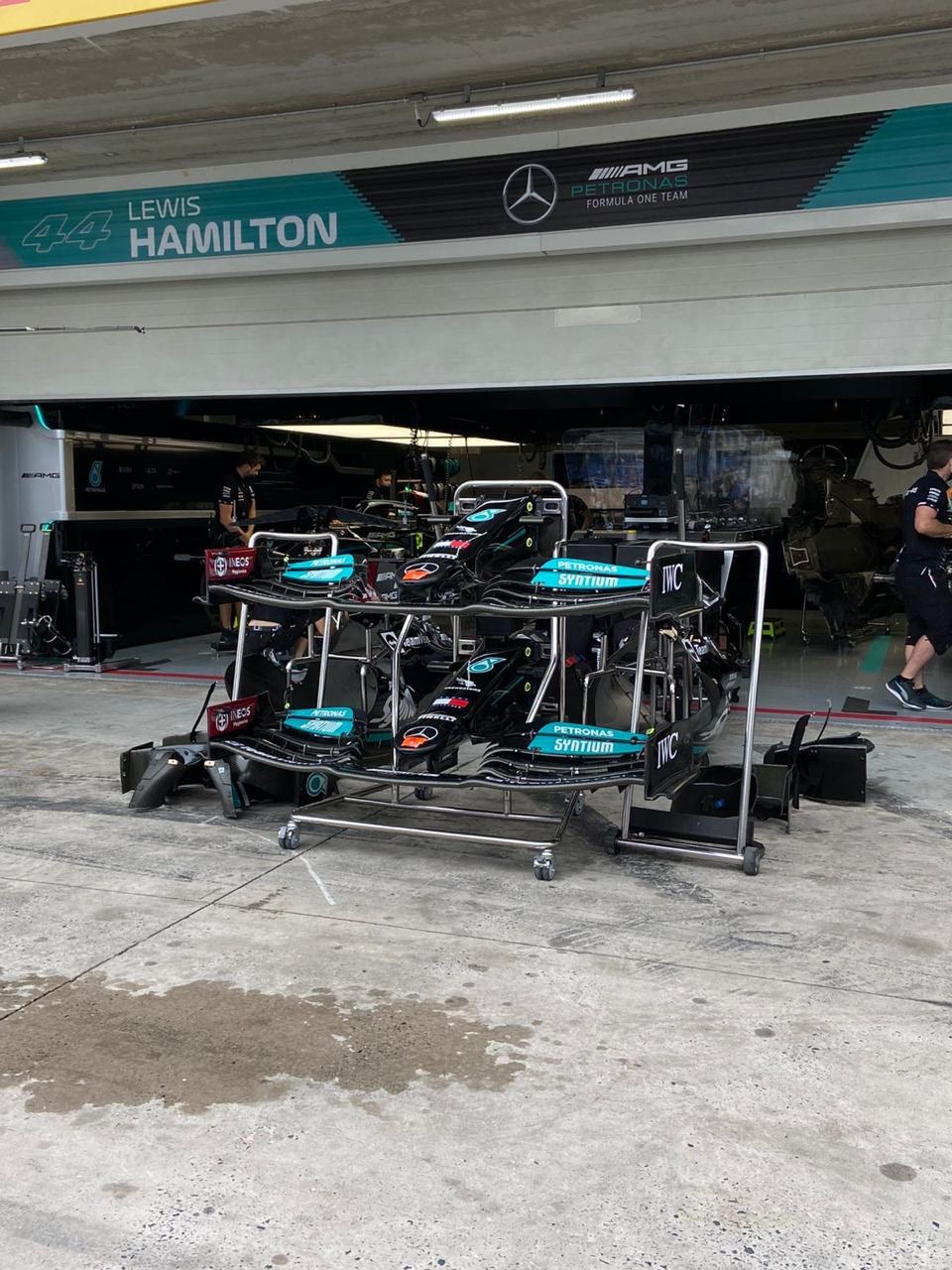 Registro dos boxes da Mercedes-AMG Petronas durante a experiência de Fórmula 1