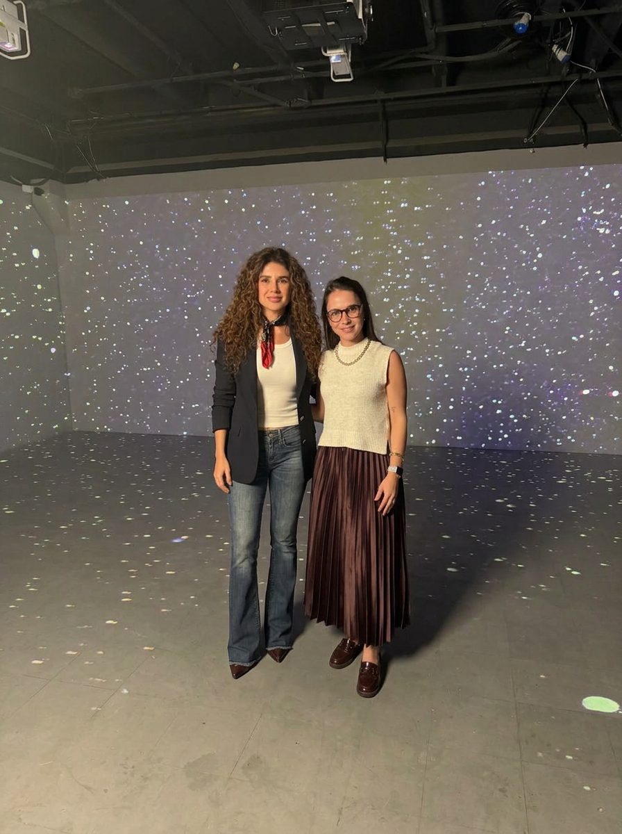 Camila com Paula Fernandes no evento, com pessoas secundárias removidas digitalmente